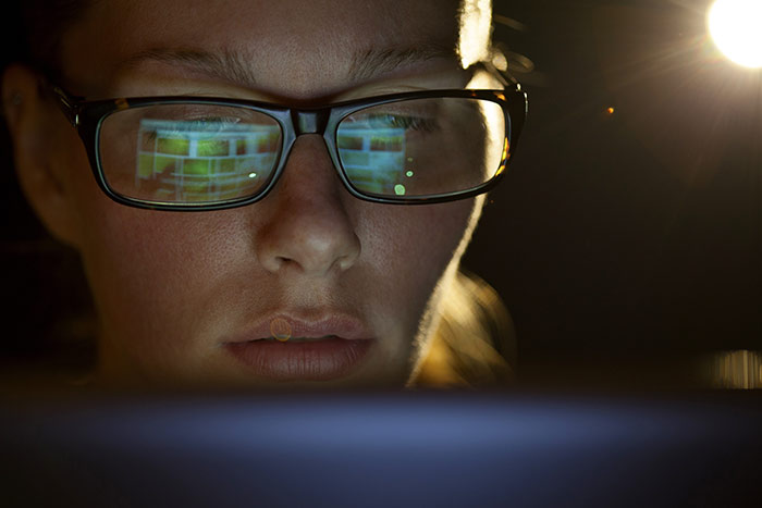woman-glasses-computer